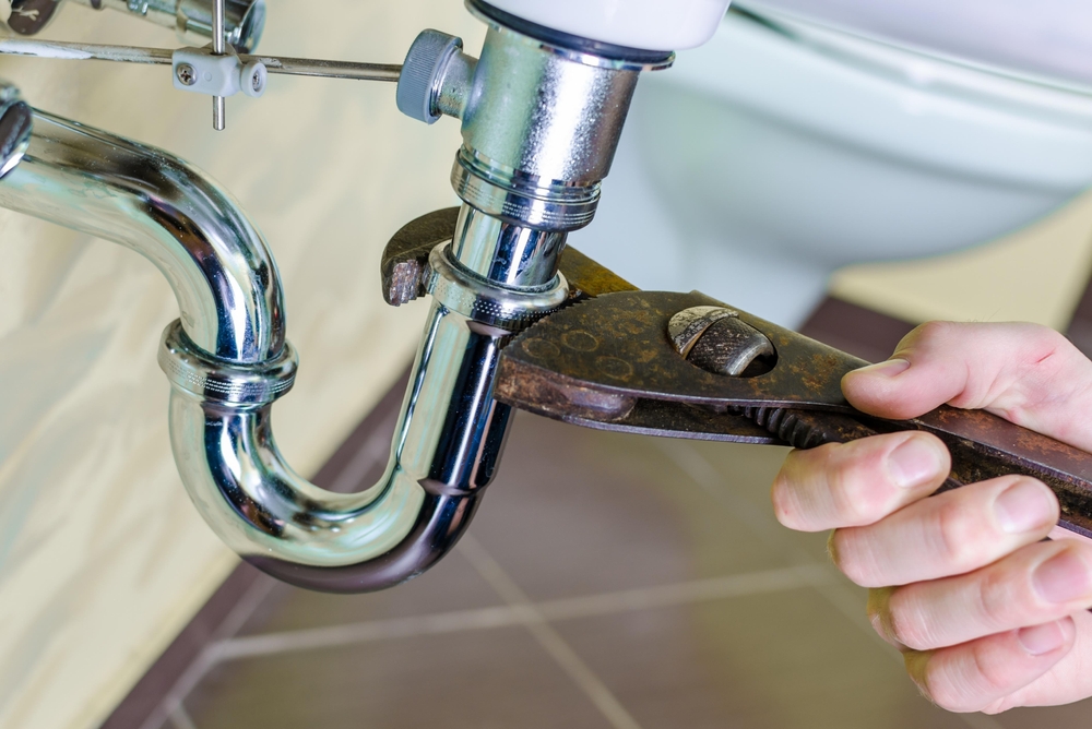 Plombier intervenant sur une installation sanitaire